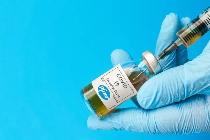 La Vanguardia: Η Κομισιόν πληρώνει 15,5 ευρώ ανά δόση του εμβολίου των Pfizer-BioNTech