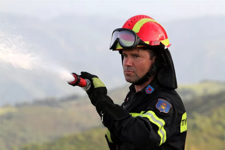 Υπό μερικό έλεγχο τέθηκε η πυρκαγιά  στην περιοχή Φραγκουλέικα - Στην κατάσβεση συμμετέχουν και εναέρια μέσα