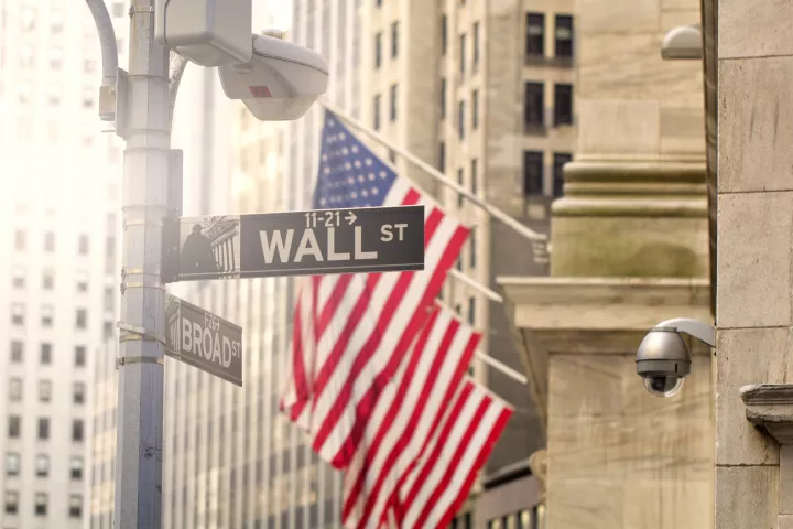 Αρνητικά πρόσημα στη Wall Street με πίεση από την τεχνολογία