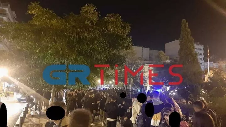 Θεσσαλονίκη: Εικόνες συνωστισμού το βράδυ στο κέντρο