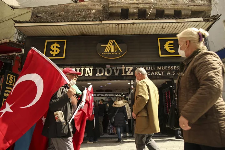 Σφίγγει η «θηλιά» για την τουρκική οικονομία μετά την κρίση με τις ΗΠΑ