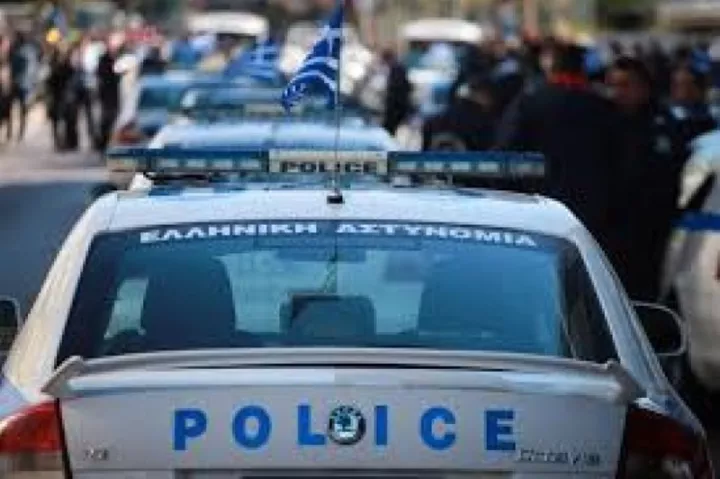 Επίθεση σε αστυνομικούς που πήγαν να σταματήσουν γλέντι στο Μενίδι - Δύο τραυματίες