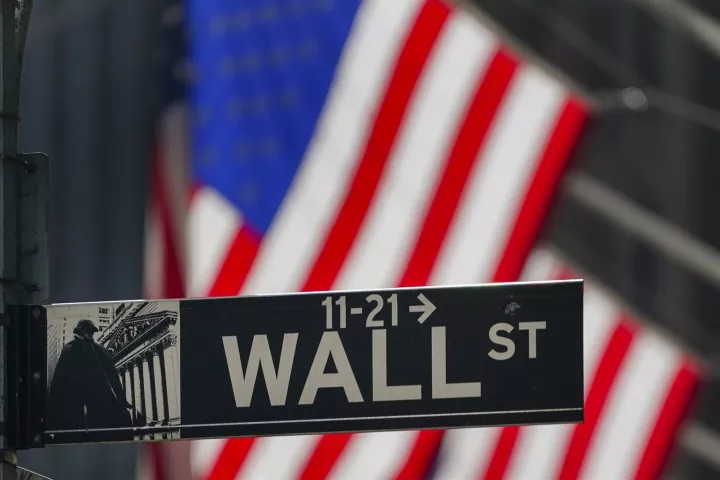 Πτώση 100 μονάδων στη Wall Street μετά τα επίπεδα ρεκόρ της Παρασκευής