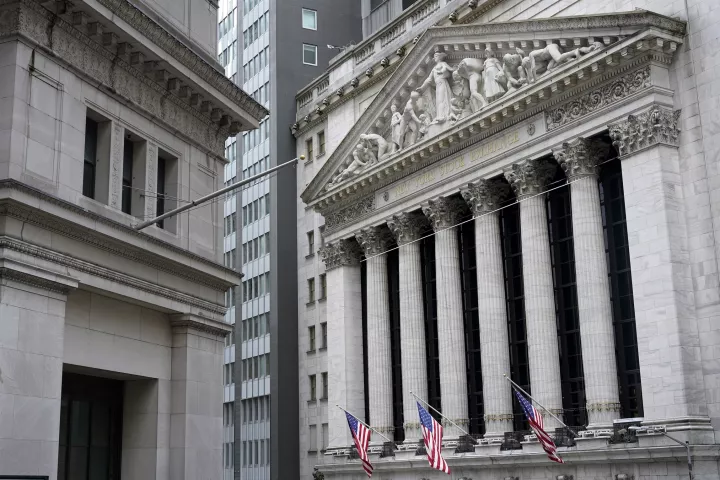 Βαριές απώλειες στη Wall Street με πίεση από τα ομόλογα