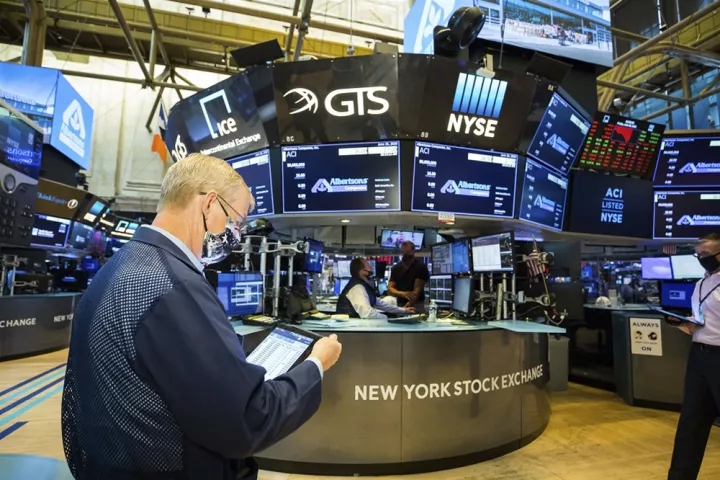 Οριακές μεταβολές στη Wall Street εν αναμονή του Πάουελ