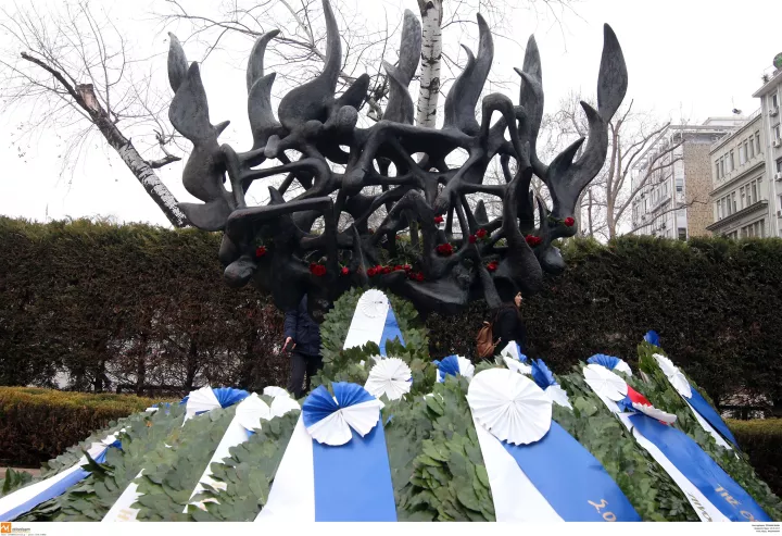 Θεσσαλονίκη: Κατάθεση στεφάνων στο μνημείο των Εβραίων θυμάτων του ναζισμού από το ΣΥΡΙΖΑ