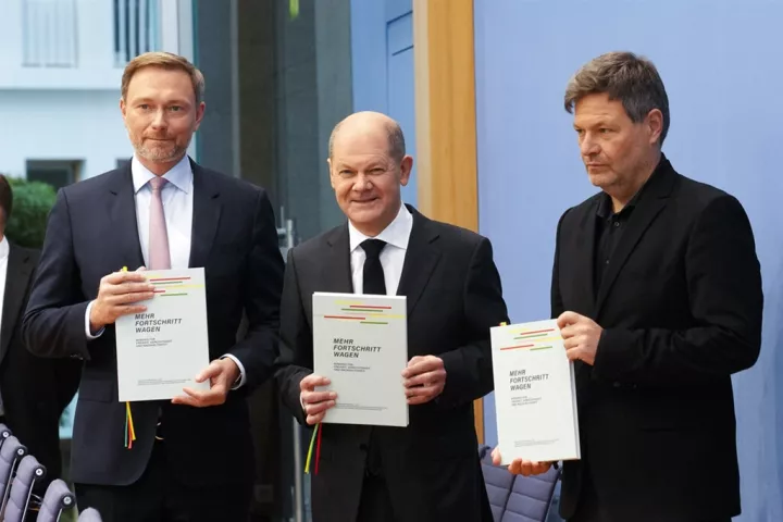 Γερμανία: Οι κυβερνητικοί εταίροι κατηγορούν τον Σολτς για «δισταγμό» στο θέμα του πολέμου στην Ουκρανία