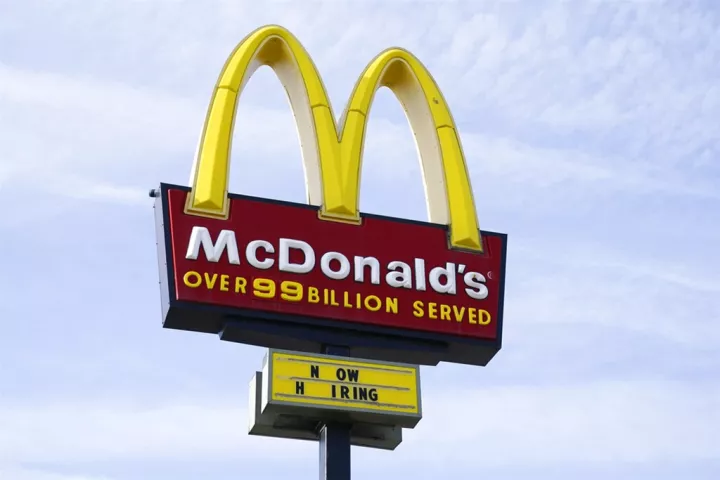 McDonald&apos;s: Ετοιμάζονται να ανοίξουν πάλι στην Ουκρανία