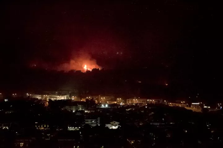Πάτρα: Φωτιά σε εργοστάσιο φερετροποιίας στην βιομηχανική περιοχή